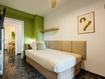 Room in a shared 4 bedroom apartment for rent in La Guineueta