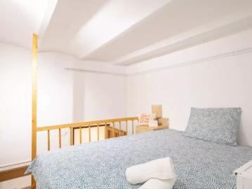 Room in a shared 4 bedroom apartment for rent in La Sagrada Familia, bills included