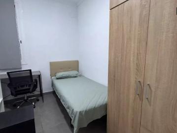Room in a shared 4 bedroom apartment for rent in La Torrassa, bills included