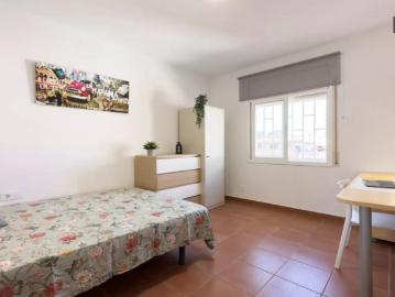 Room in a shared 4 bedroom apartment for rent in La Torrassa, students only