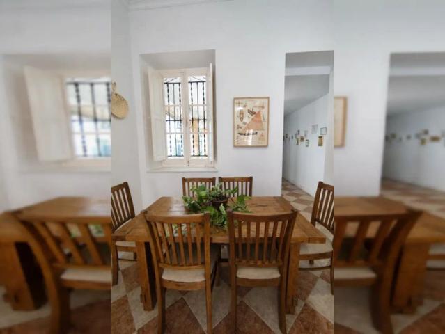 Room in a shared 4 bedroom apartment for rent in La Trinidad Este, professionals and students allowed