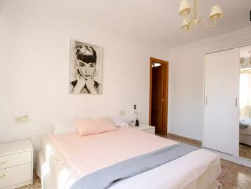 Room in a shared 4 bedroom apartment for rent in Mislata, perfect for female students