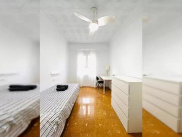 Room in a shared 4 bedroom apartment for rent in Murcia, smoking allowed