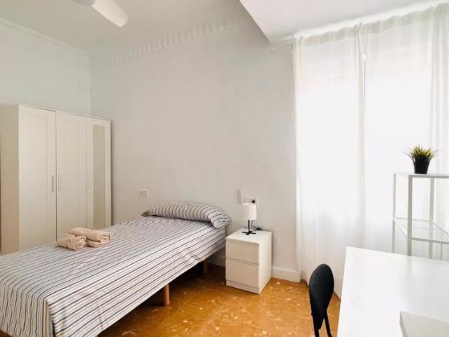 Room in a shared 4 bedroom apartment for rent in Murcia, smoking allowed