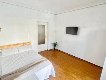 Room in a shared 4 bedroom apartment for rent in Santiponce, some bills included
