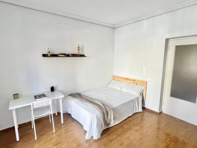 Room in a shared 4 bedroom apartment for rent in Santiponce, some bills included