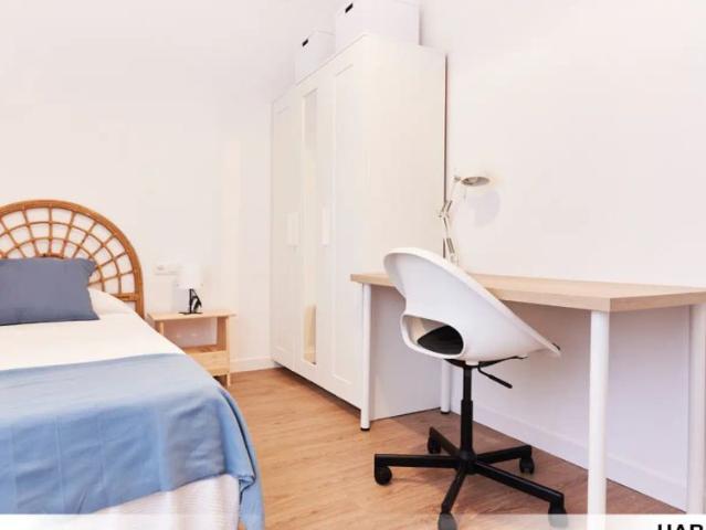 Room in a shared 4 bedroom apartment for rent in Polígono Sur, students only