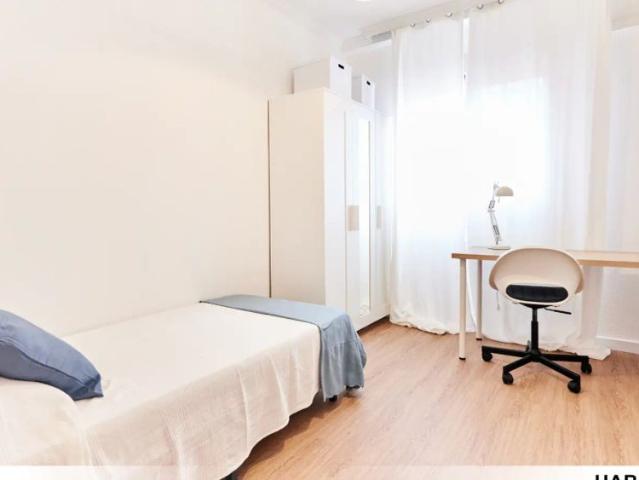 Room in a shared 4 bedroom apartment for rent in Polígono Sur, students only