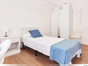 Room in a shared 4 bedroom apartment for rent in Polígono Sur, students only