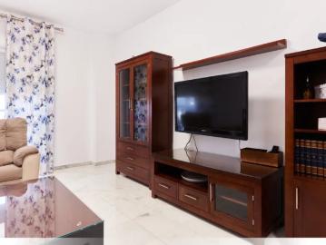 Room in a shared 4 bedroom apartment for rent in Polígono Sur, suitable for professionals and students
