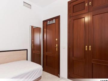 Room in a shared 4 bedroom apartment for rent in Polígono Sur, suitable for professionals and students