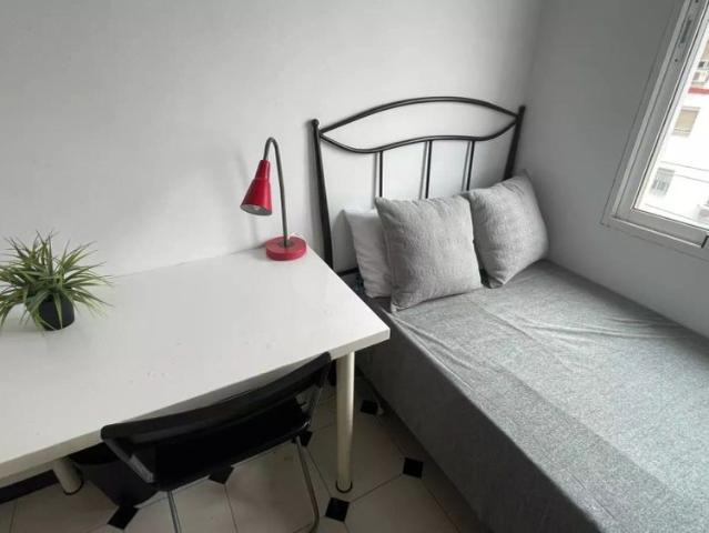 Room in a shared 4 bedroom apartment for rent in Triana suitable for students