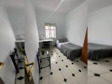 Room in a shared 4 bedroom apartment for rent in Triana suitable for students