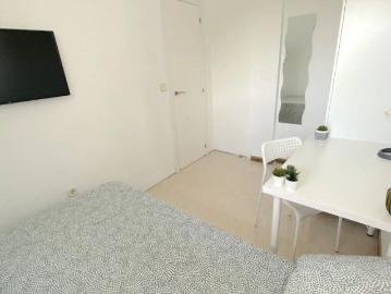 Room in a shared 4 bedroom apartment for rent in Villegas