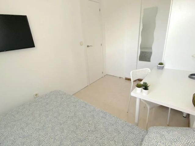 Room in a shared 4 bedroom apartment for rent in Villegas
