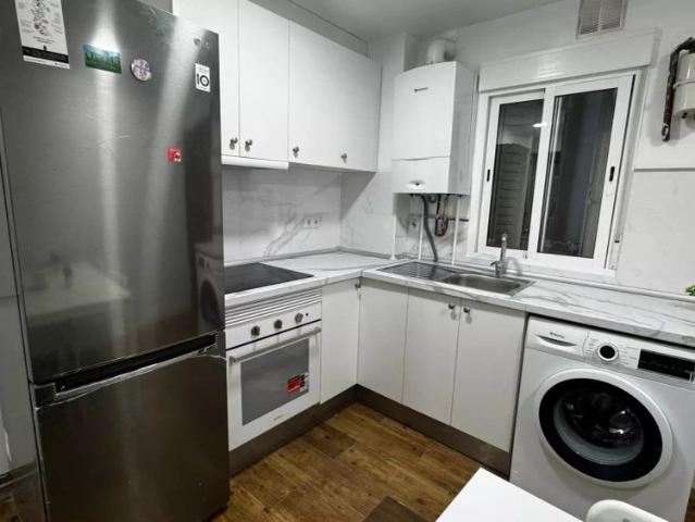 Room in a shared 4 bedroom apartment for rent in Vinateros, Moratalaz