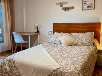 Room in a shared 4 bedroom apartment for rent in Zaragoza, only for males, professionals, and students