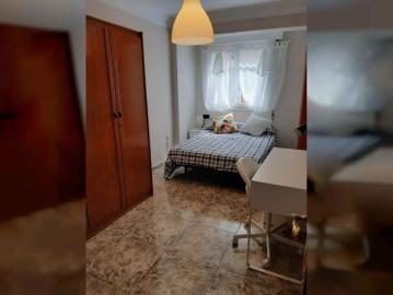 Room in a shared 4 bedroom apartment for rent in Zaragoza, onlyFemales