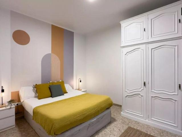 Room in a shared 5 bedroom apartment for rent in Collblanc, perfect for professionals and students