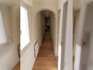 Room in a shared 5 bedroom apartment for rent in Cortes, only females