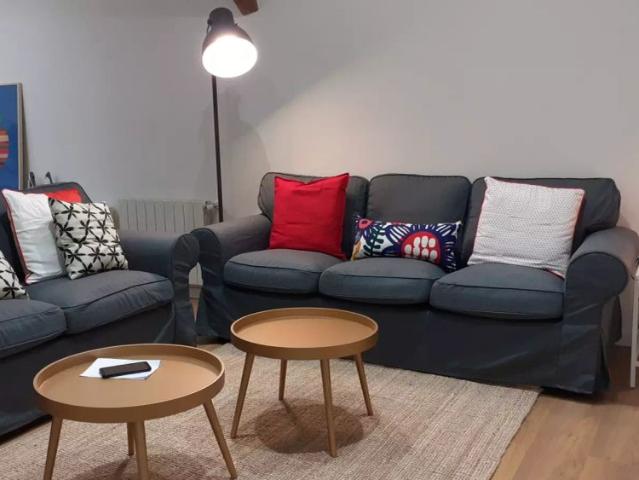 Room in a shared 5 bedroom apartment for rent in Cortes, only females