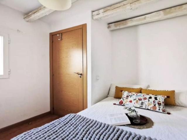 Room in a shared 5 bedroom apartment for rent in Cortes, professionals only