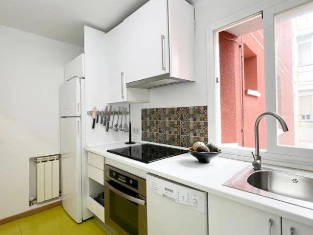 Room in a shared 5 bedroom apartment for rent in Campamento, all bills included, perfect for professionals and students