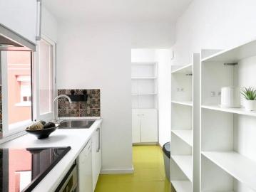 Room in a shared 5 bedroom apartment for rent in Campamento, all bills included, perfect for professionals and students
