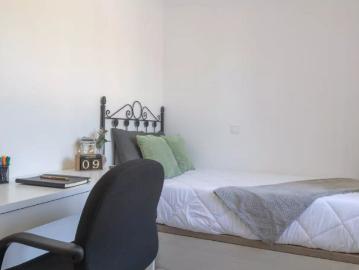 Room in a shared 5 bedroom apartment for rent in Campamento for professionals and students