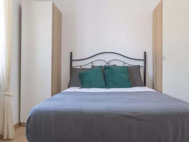 Room in a shared 5 bedroom apartment for rent in Campamento for professionals and students