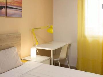 Room in a shared 5 bedroom apartment for rent in Abrantes perfect for female students
