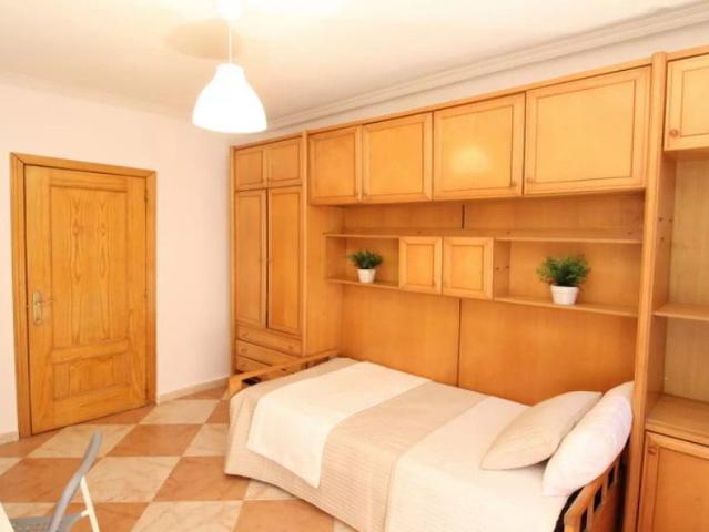 Room in a shared 5 bedroom apartment for rent in Abrantes, professionals and students allowed