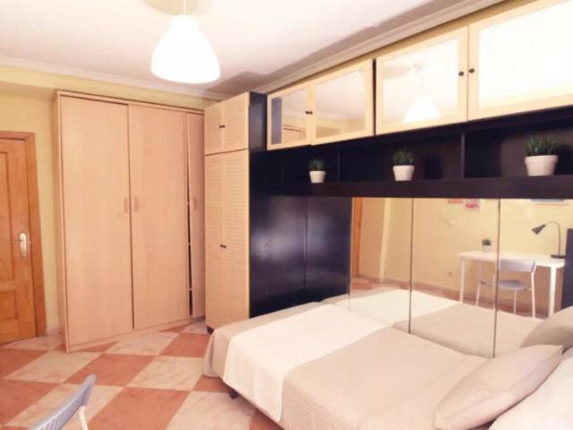 Room in a shared 5 bedroom apartment for rent in Abrantes, professionals and students allowed