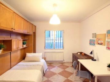 Room in a shared 5 bedroom apartment for rent in Abrantes, professionals and students allowed