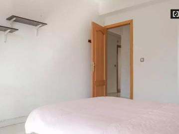 Room in a shared 5 bedroom apartment for rent in Bellas Vistas, professionals and students only