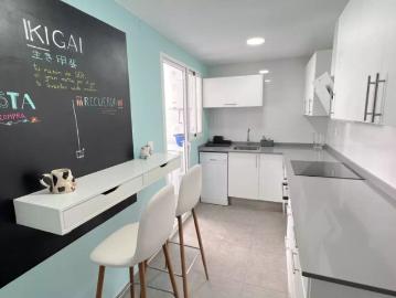 Room in a shared 5 bedroom apartment for rent in Benicalap, perfect for professionals or students