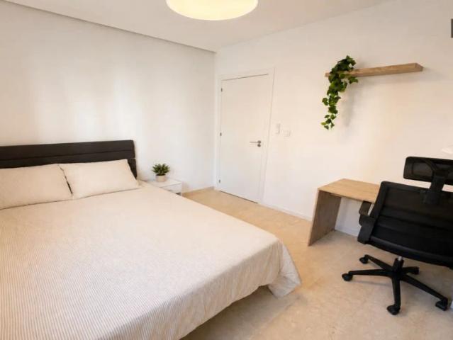 Room in a shared 5 bedroom apartment for rent in Benicalap, Valencia, perfect for professionals and students