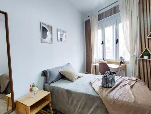 Room in a shared 5 bedroom apartment for rent in Delicias, all bills included