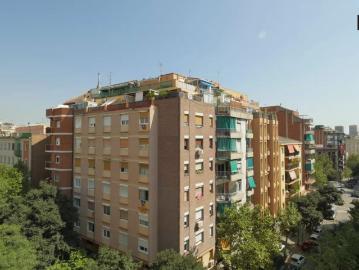 Room in a shared 5 bedroom apartment for rent in el Clot