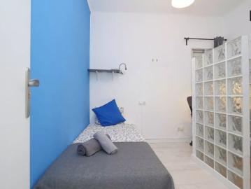 Room in a shared 5 bedroom apartment for rent in el Clot, all bills included