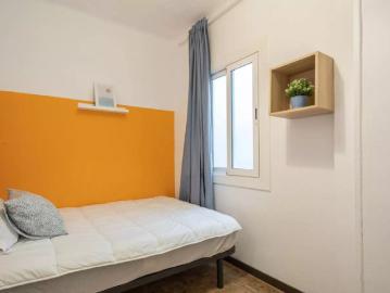 Room in a shared 5 bedroom apartment for rent in el Baix Guinardo, all bills included