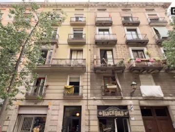 Room in a shared 5 bedroom apartment for rent in El Raval, bills included