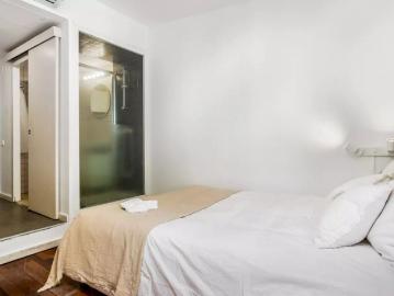 Room in a shared 5 bedroom apartment for rent in El Raval, professionals and students only