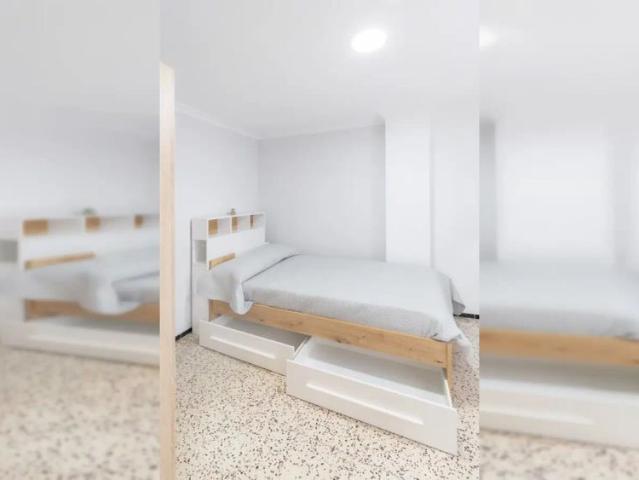 Room in a shared 5 bedroom apartment for rent in Elche, all bills included