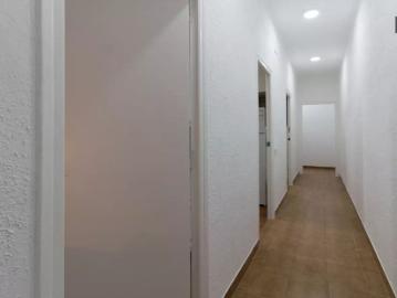 Room in a shared 5 bedroom apartment for rent in Horta