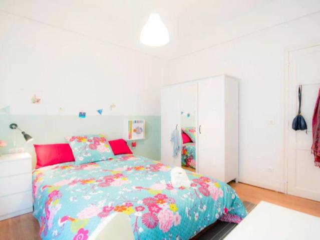 Room in a shared 5 bedroom apartment for rent in Indautxu, bills included