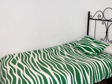 Room in a shared 5 bedroom apartment for rent in Olletas, Málaga, professionals only, only females