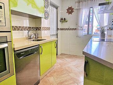 Room in a shared 5 bedroom apartment for rent in La Trinidad Oeste, all bills included, only females