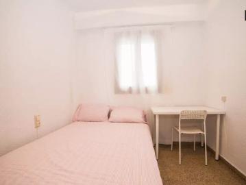Room in a shared 5 bedroom apartment for rent in Malilla, Valencia