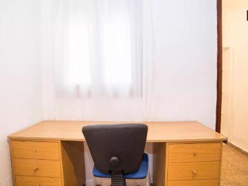 Room in a shared 5 bedroom apartment for rent in Malilla, Valencia